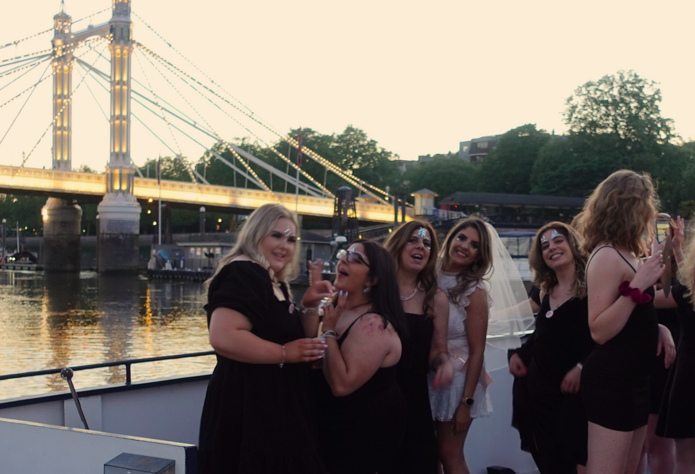 thames cruise hen party