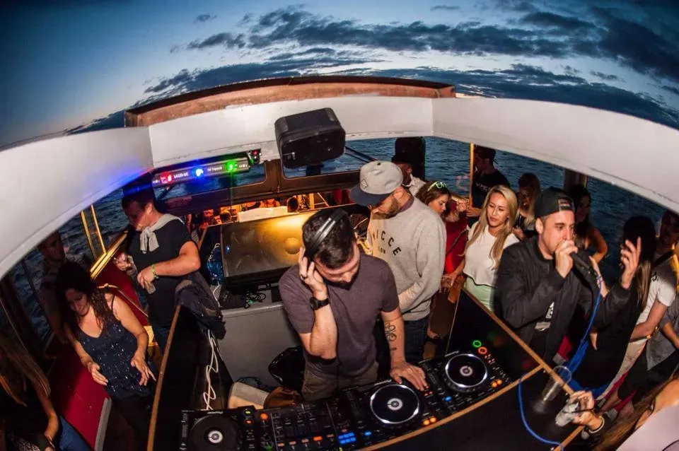 disco-boat-on-thames